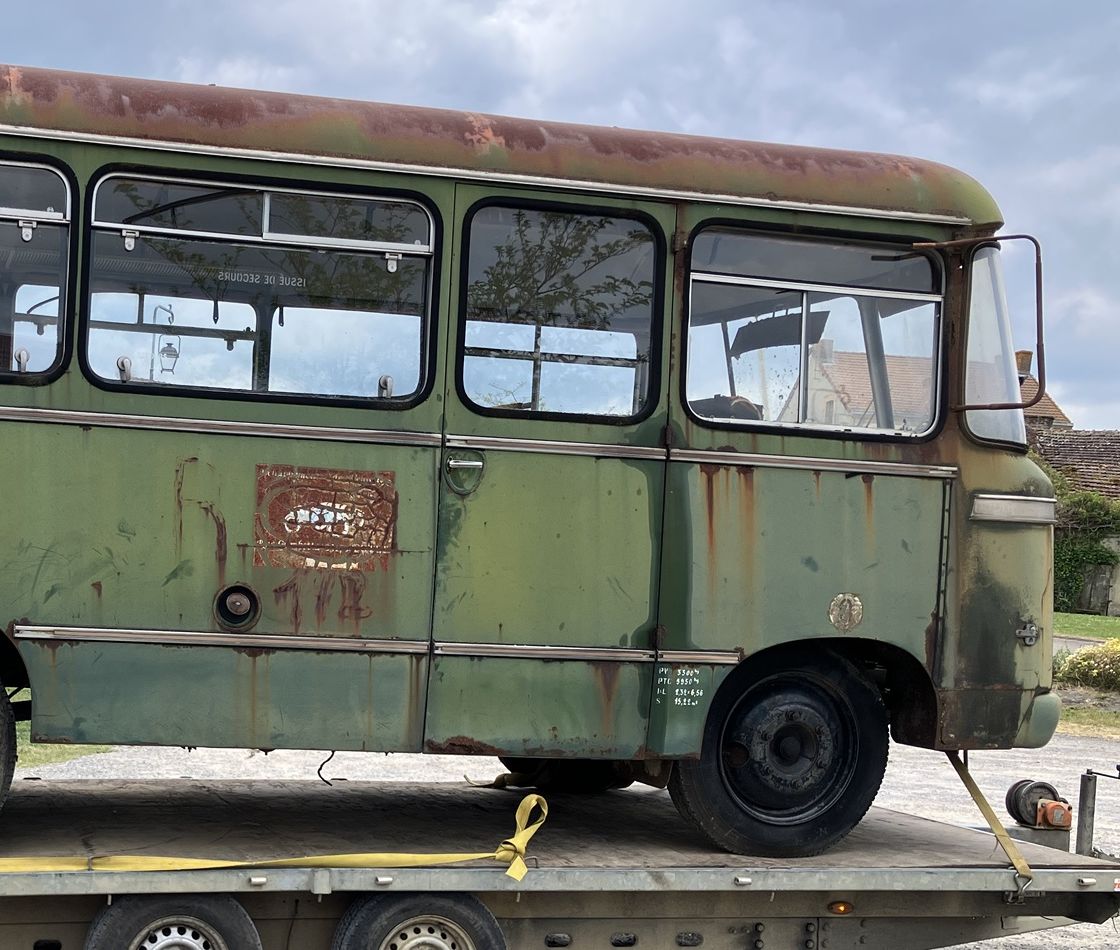 Le bus sur sa remorque