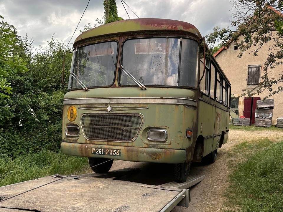 Le bus de face à l'état d'origine, numéro 6 sur la calandre