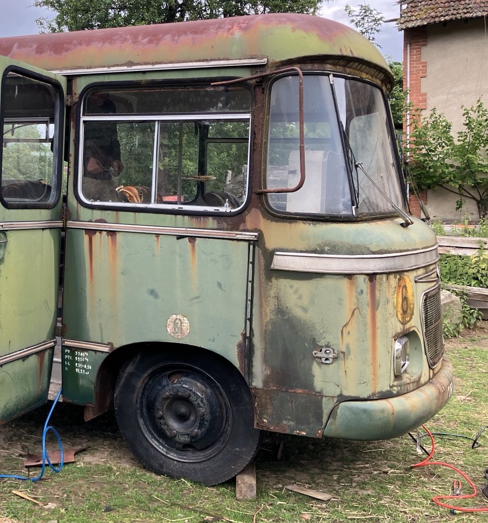 Le bus portes ouvertes pendant le premier nettoyage